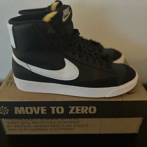 Nike Women's Blazer Mid '77 Shoes SIZE 6.5